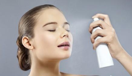 使用補(bǔ)水噴霧之后，到底該不該將殘余的水分擦掉？